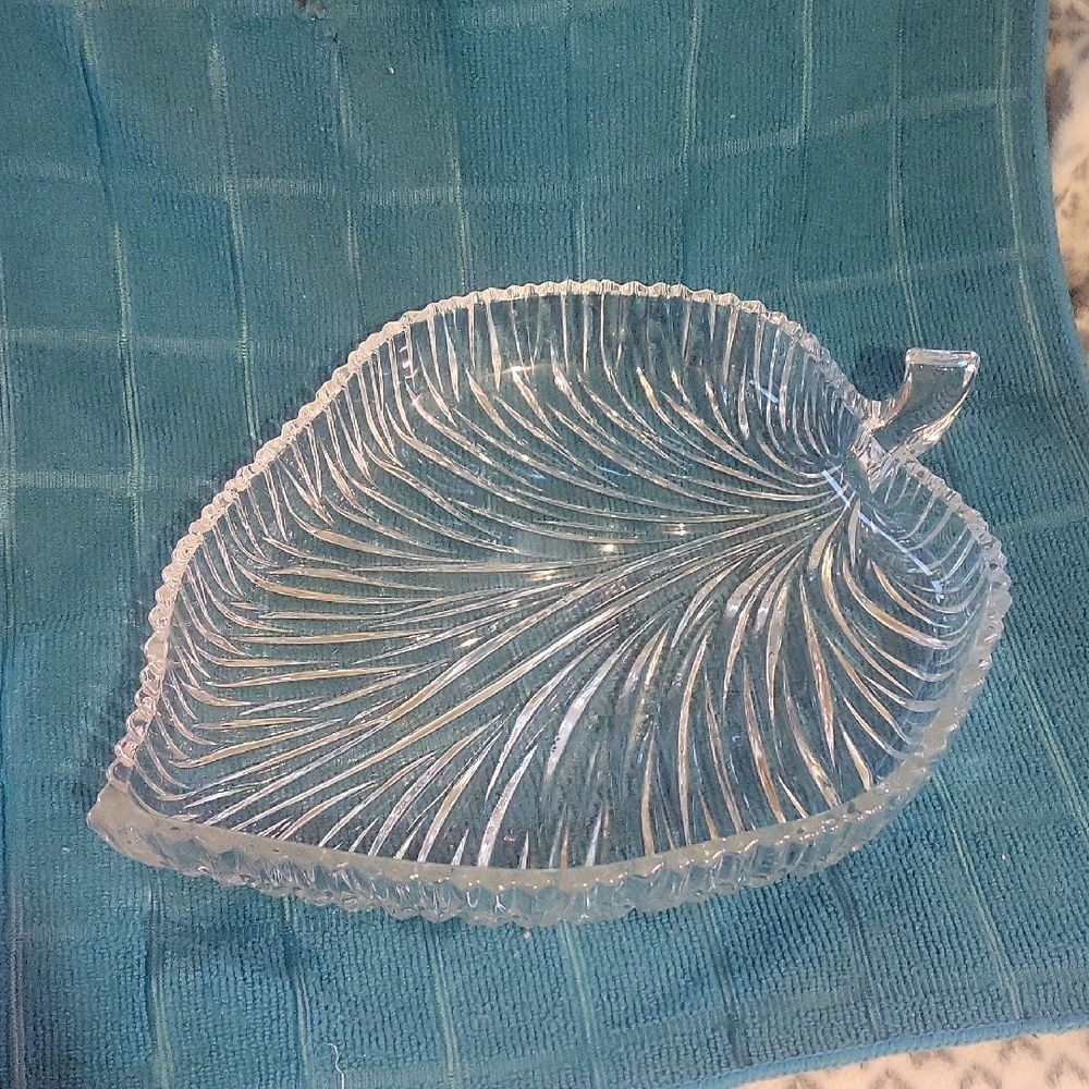 Mikasa 9" Crystal Leaf Serving Dish/tray. This Is Beautiful & Stylish. Vintage